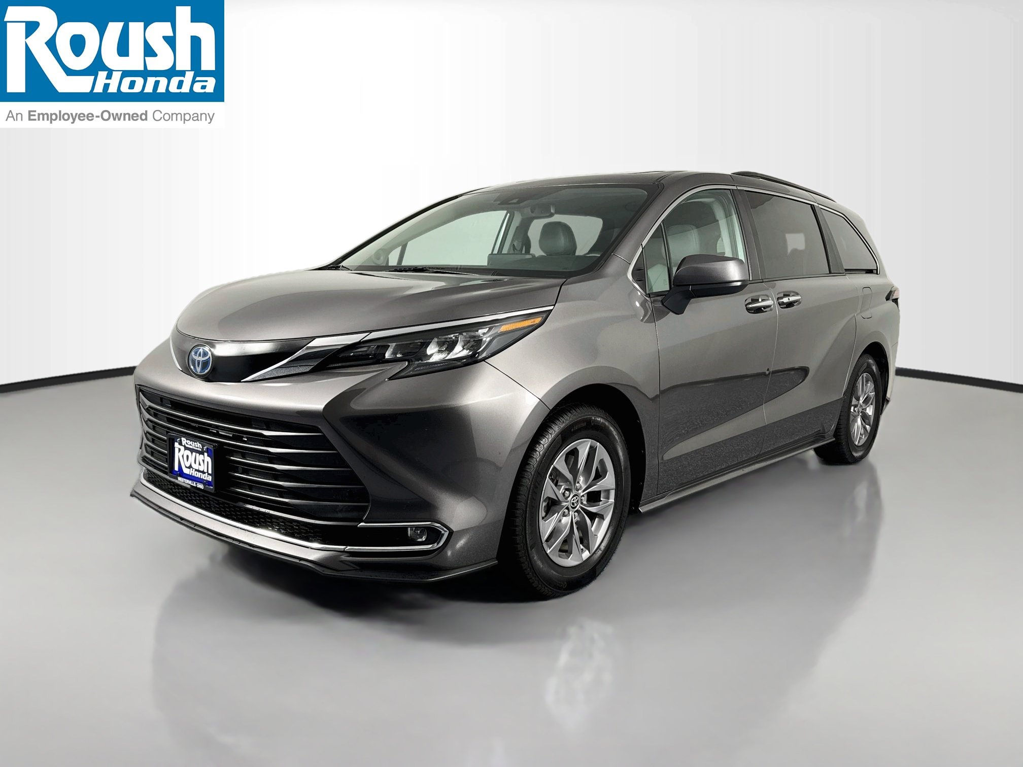 Used 2024 Toyota Sienna XLE w/ XLE Plus Package AWD/4WD image 1