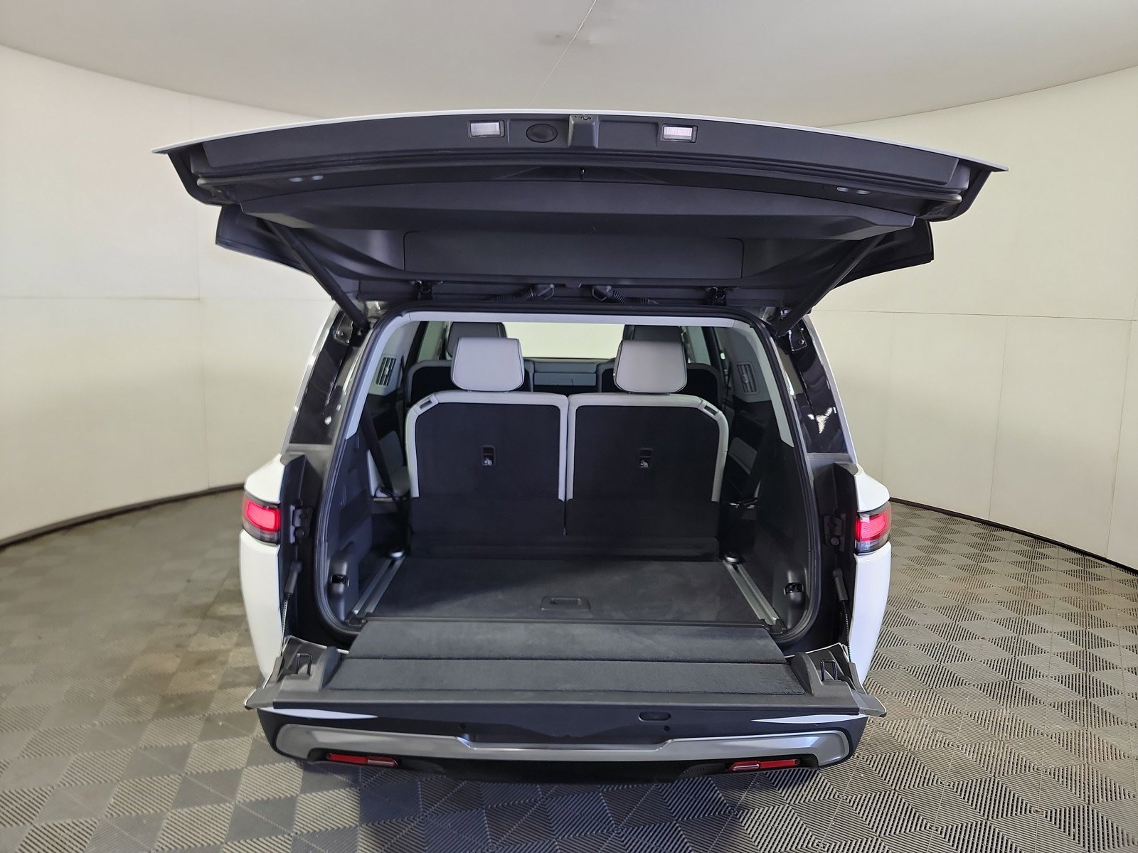 Used 2024 Rivian R1S Adventure AWD/4WD image 15