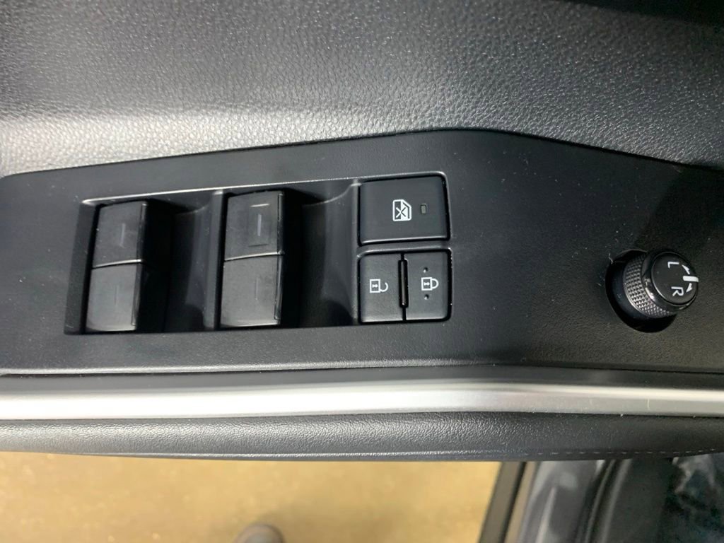 Used 2022 Toyota Highlander LE AWD/4WD image 18