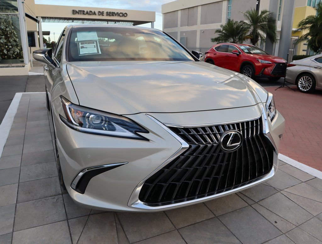 Used 2025 Lexus ES 300h w/ Premium Package FWD image 9