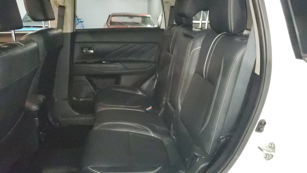 Used 2018 Mitsubishi Outlander GT AWD/4WD image 16