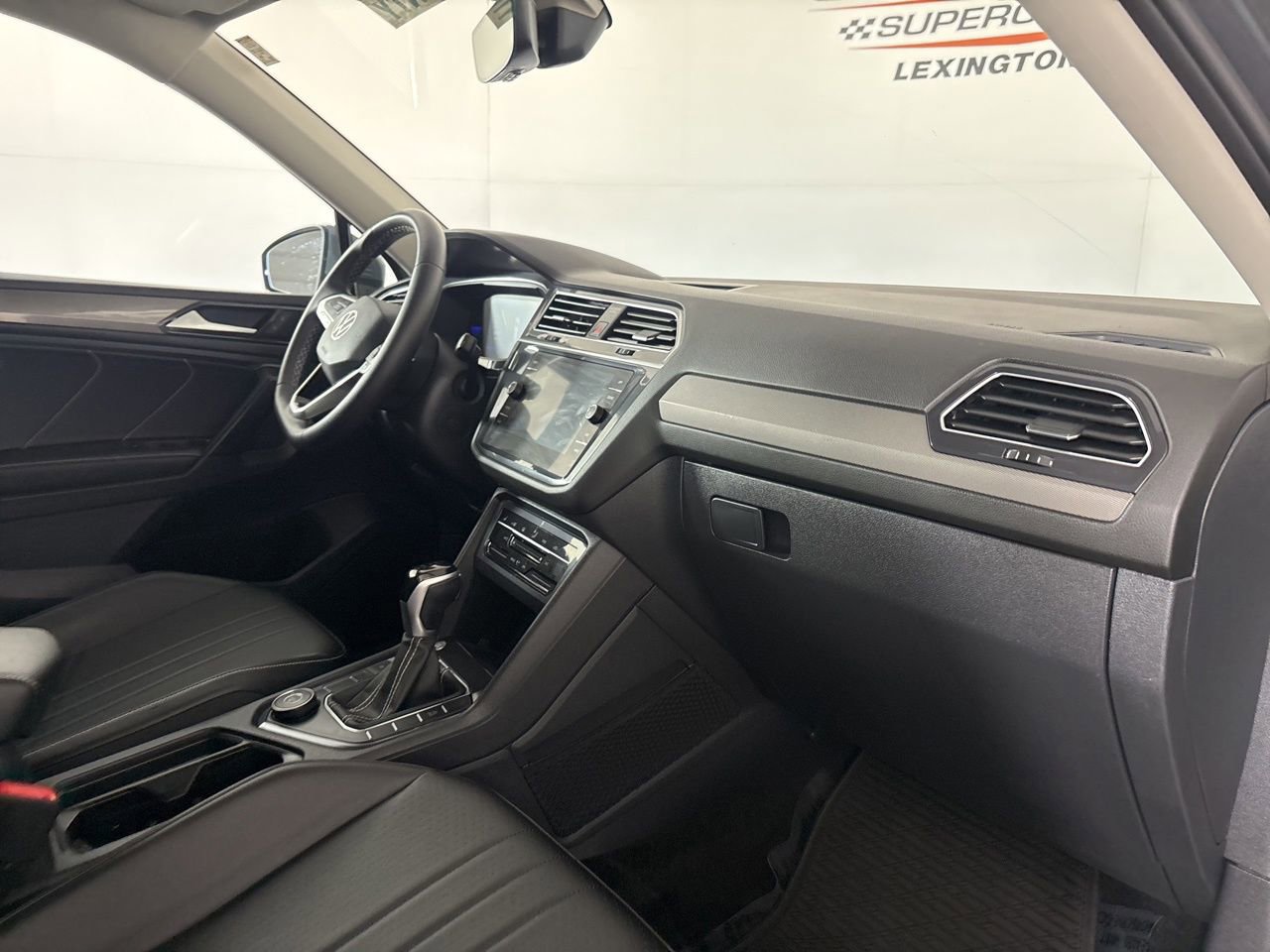 Used 2022 Volkswagen Tiguan SE w/ Panoramic Sunroof Package image 29