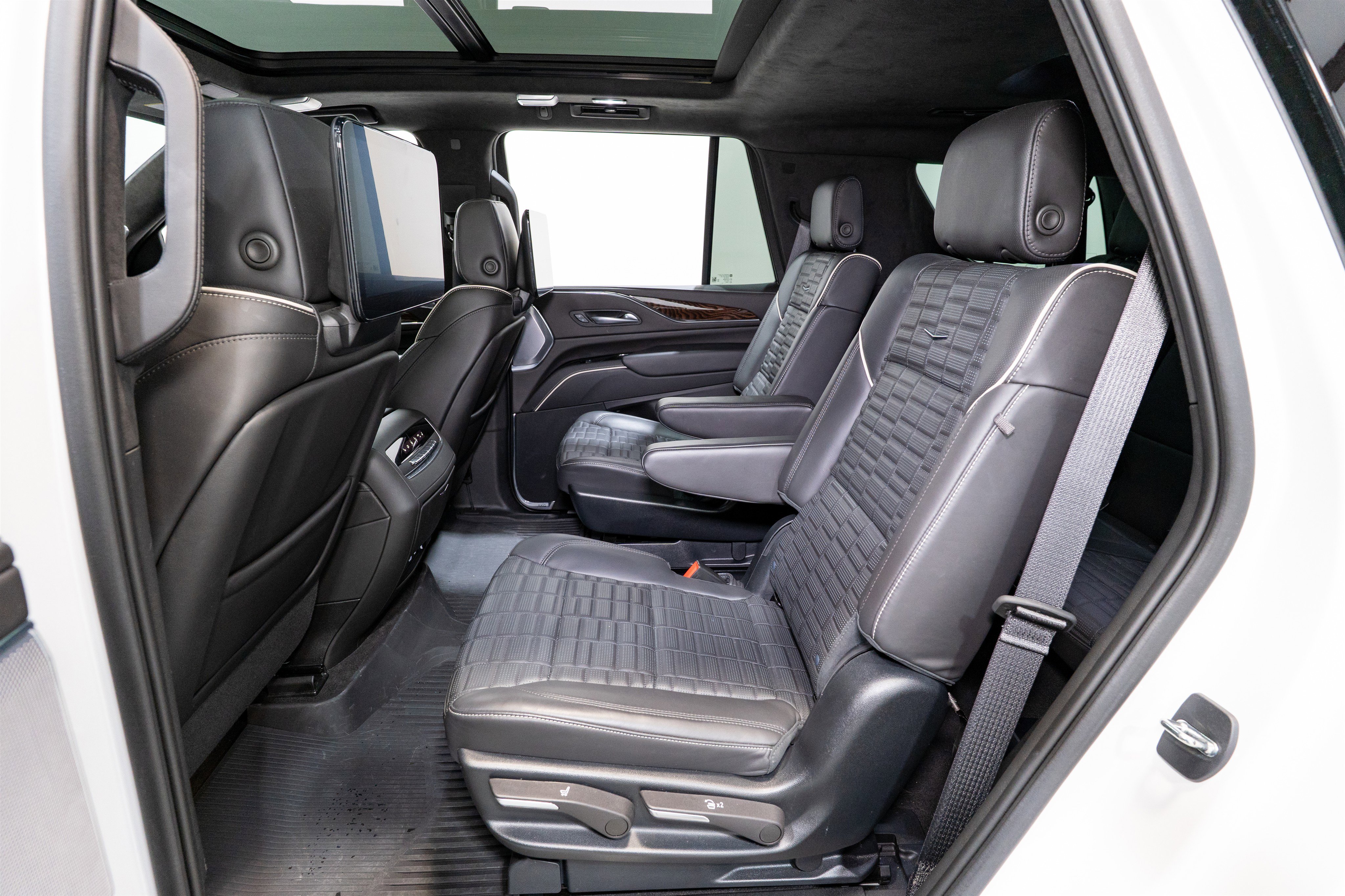 Used 2023 Cadillac Escalade Sport Platinum w/ LPO, ONYX Package image 38