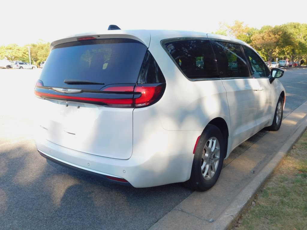 Used 2025 Chrysler Pacifica Select FWD image 10