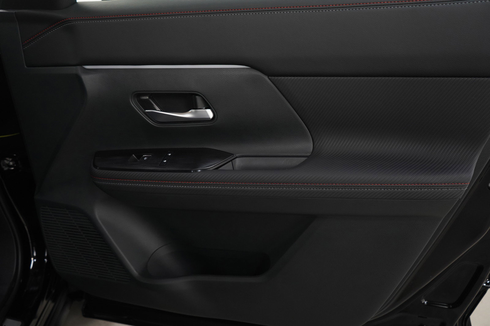 Used 2025 Nissan Kicks SR w/ Illumination Package image 9