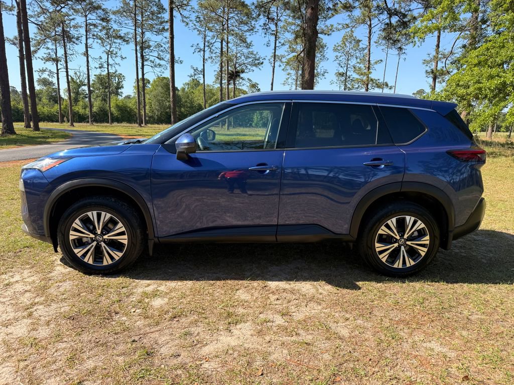 Used 2021 Nissan Rogue SV FWD image 2
