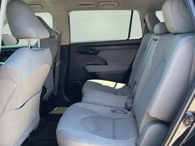 Used 2020 Toyota Highlander LE AWD/4WD image 14