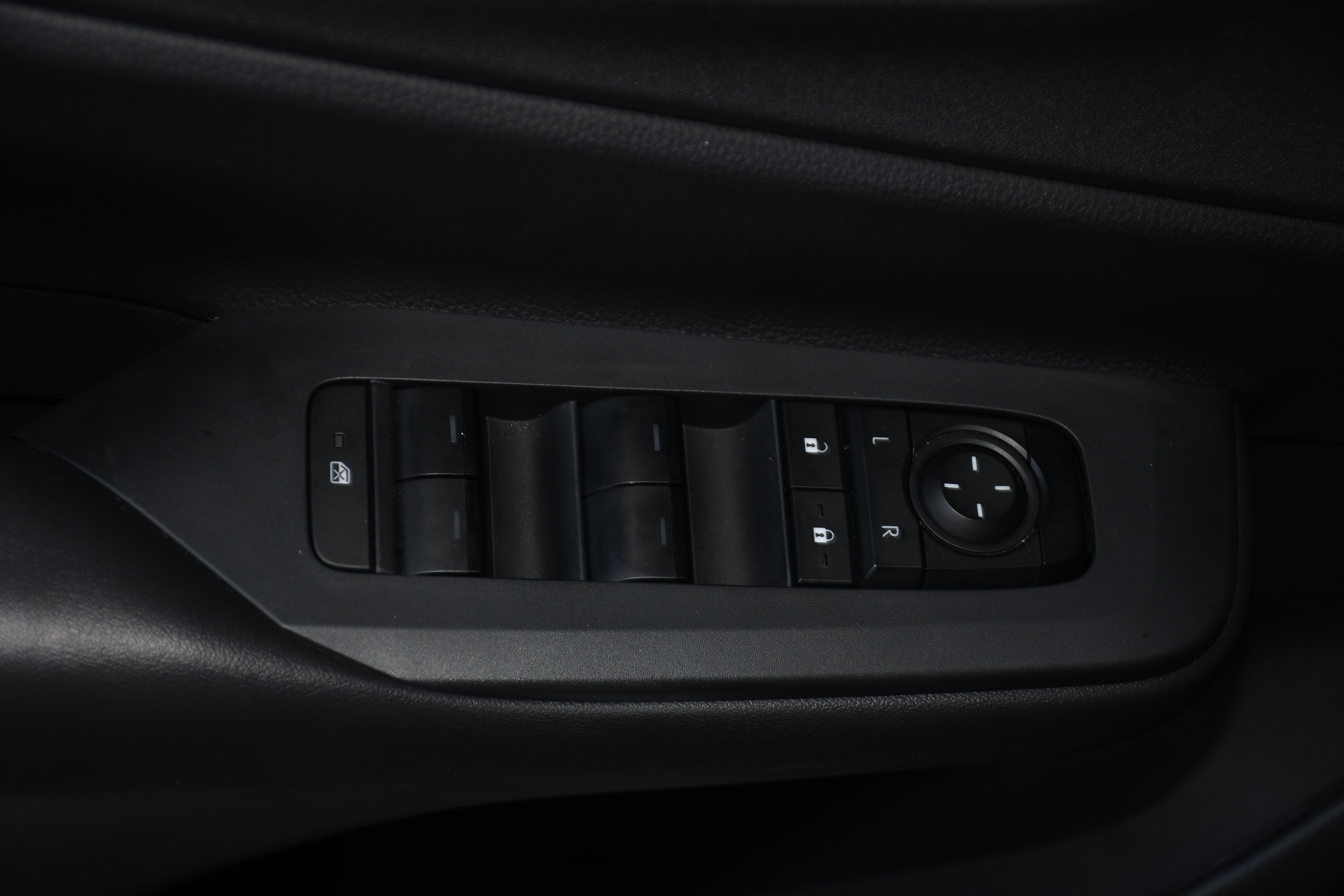 Certified 2026 Toyota Prius Plug-In Hybrid FWD image 10