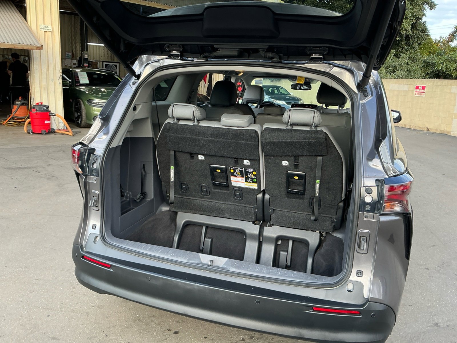 Used 2024 Toyota Sienna XLE FWD image 27
