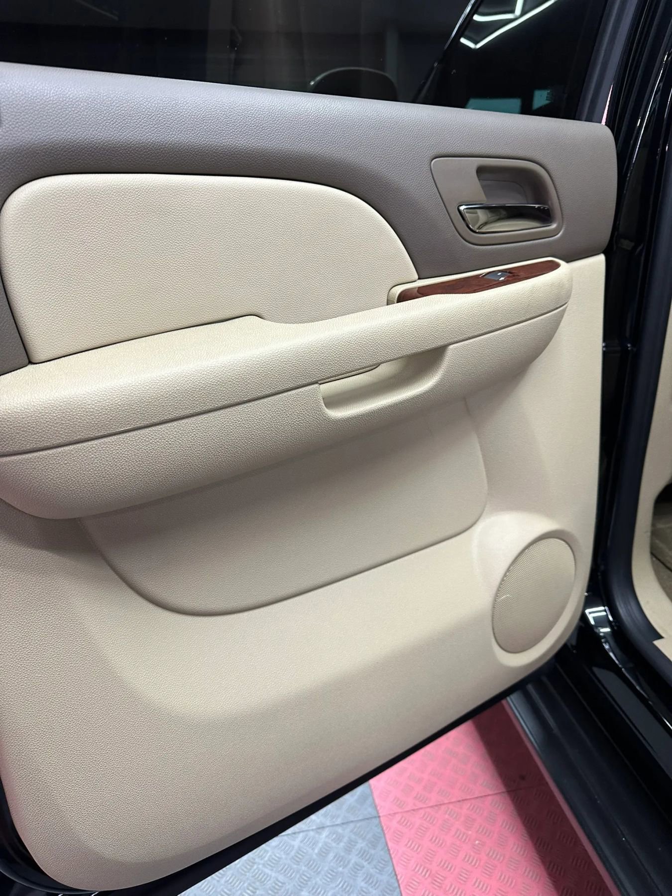 Used 2011 Chevrolet Avalanche LTZ RWD image 19