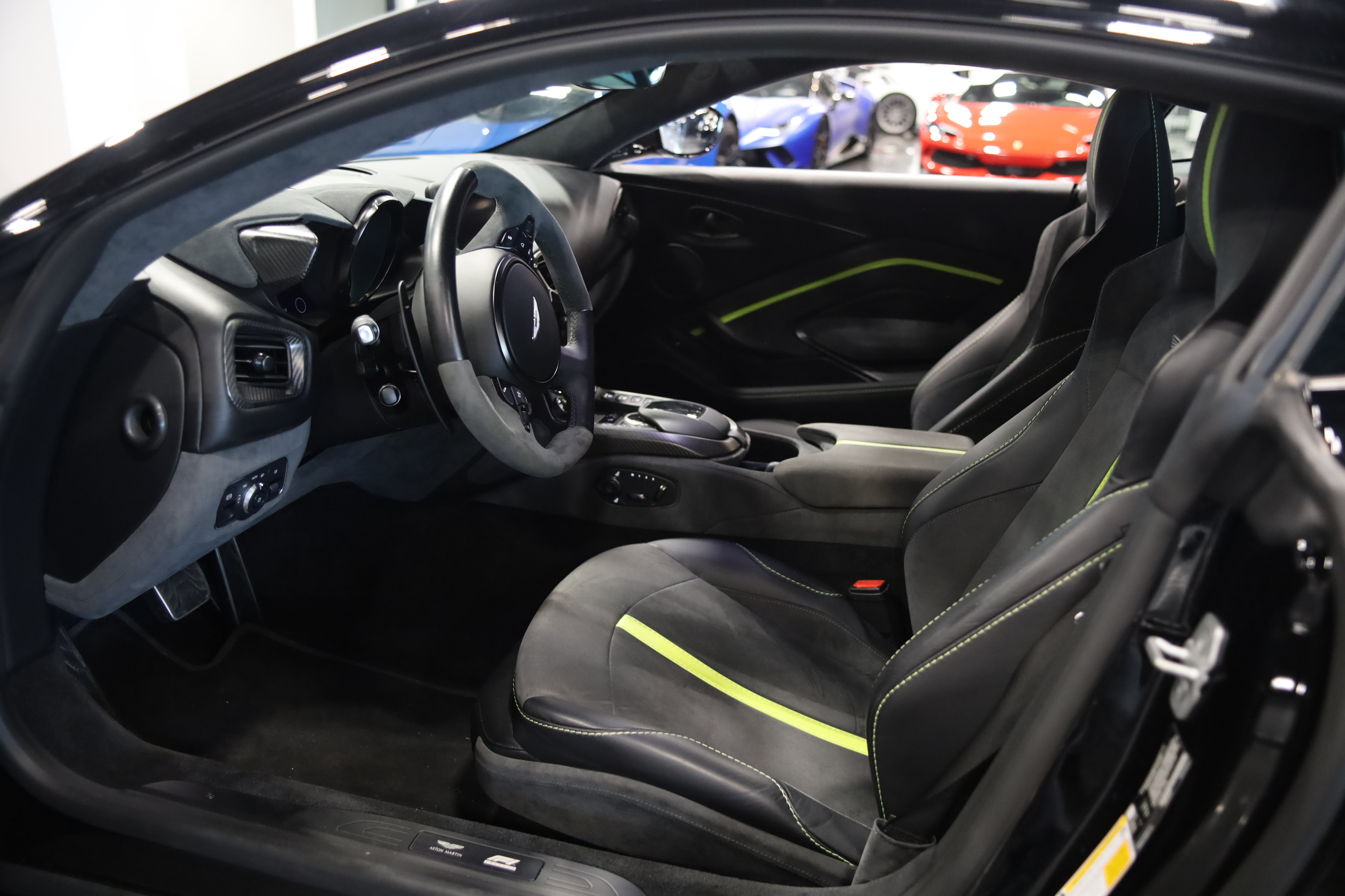 Used 2023 Aston Martin V8 Vantage Coupe RWD image 13