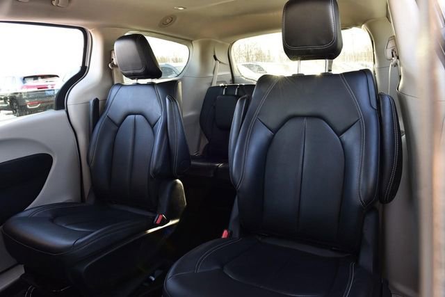 Used 2024 Chrysler Pacifica Select image 22