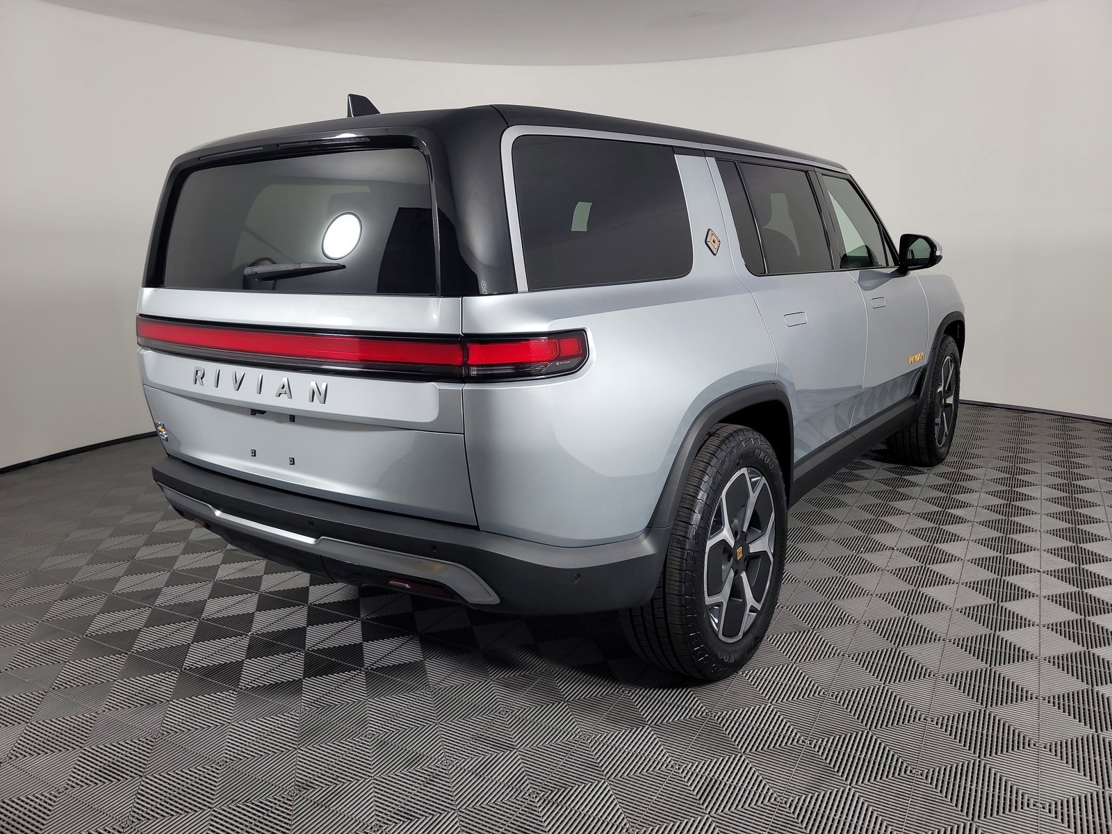 Used 2024 Rivian R1S Adventure AWD/4WD image 5