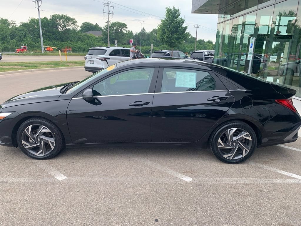 Certified 2024 Hyundai Elantra Limited FWD image 2