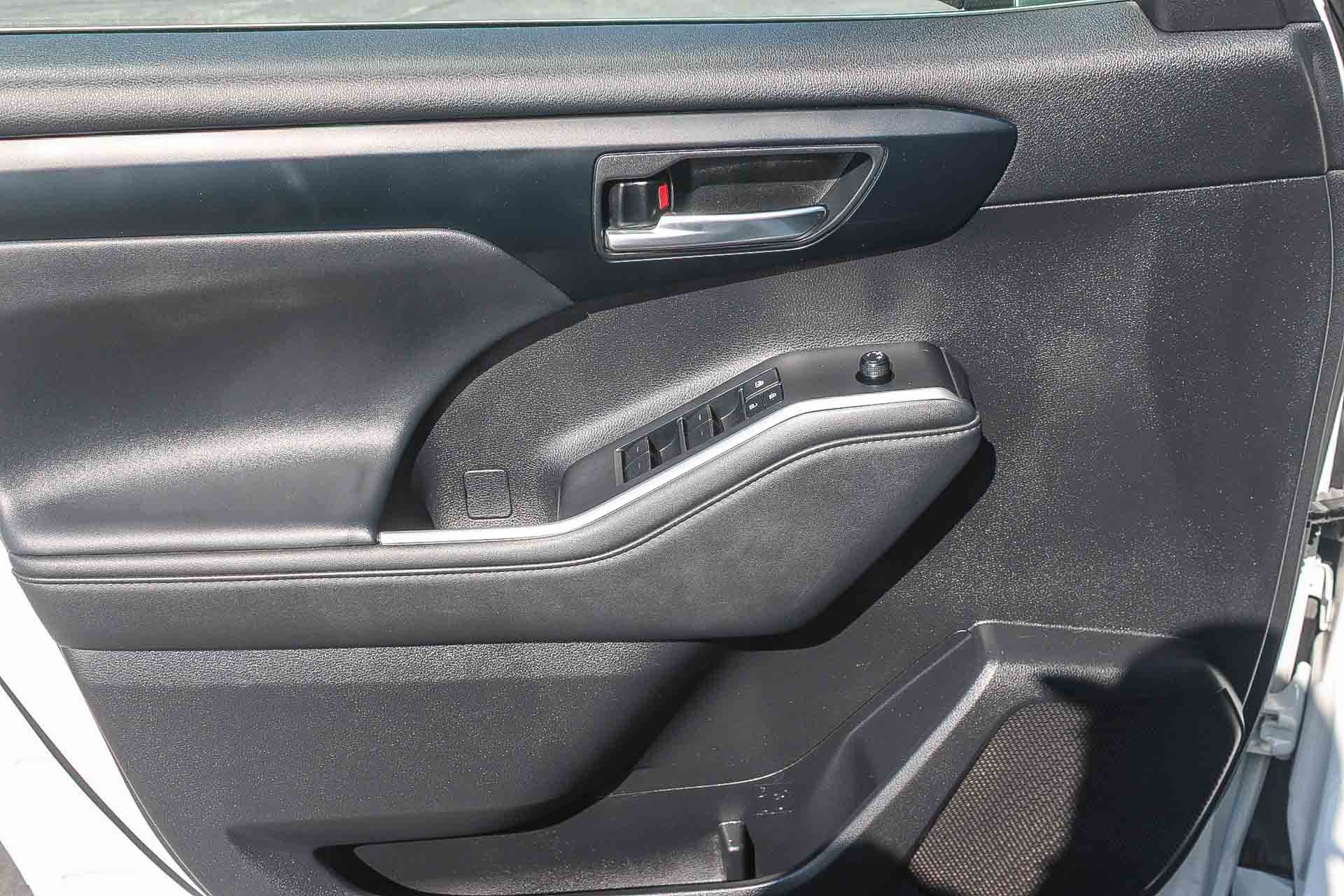 Used 2022 Toyota Highlander XLE FWD image 22