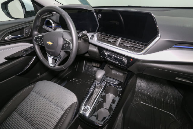 Used 2025 Chevrolet Trax LT w/ Driver Confidence Package FWD image 17