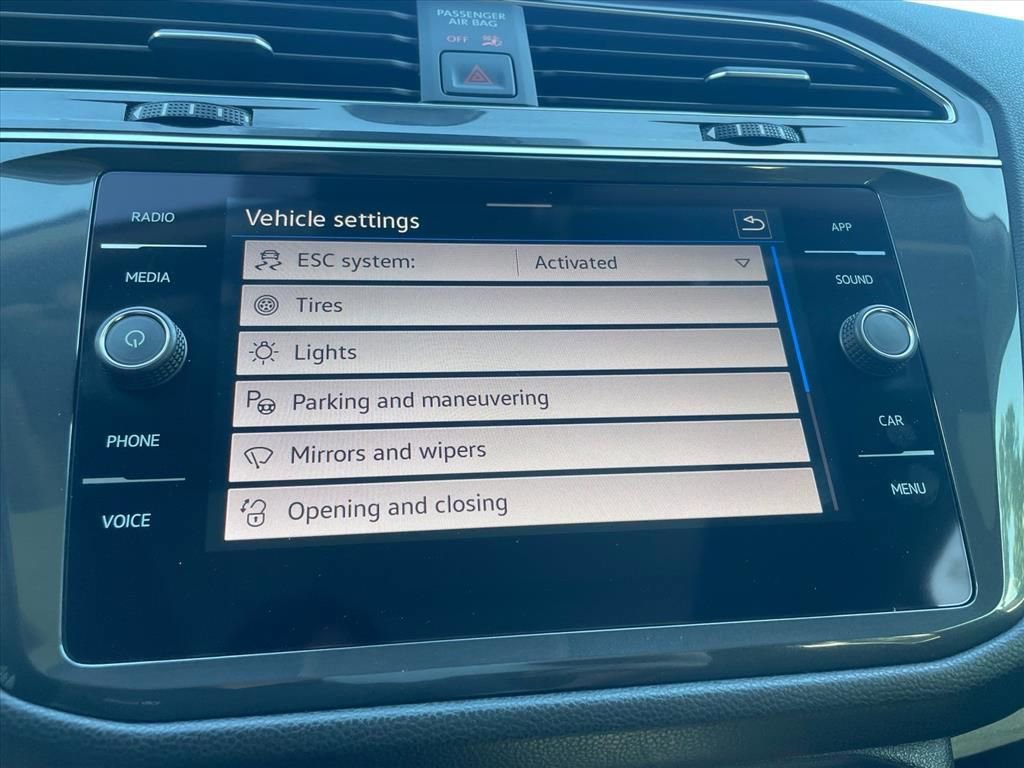 Used 2023 Volkswagen Tiguan SE w/ Panoramic Sunroof Package FWD image 18