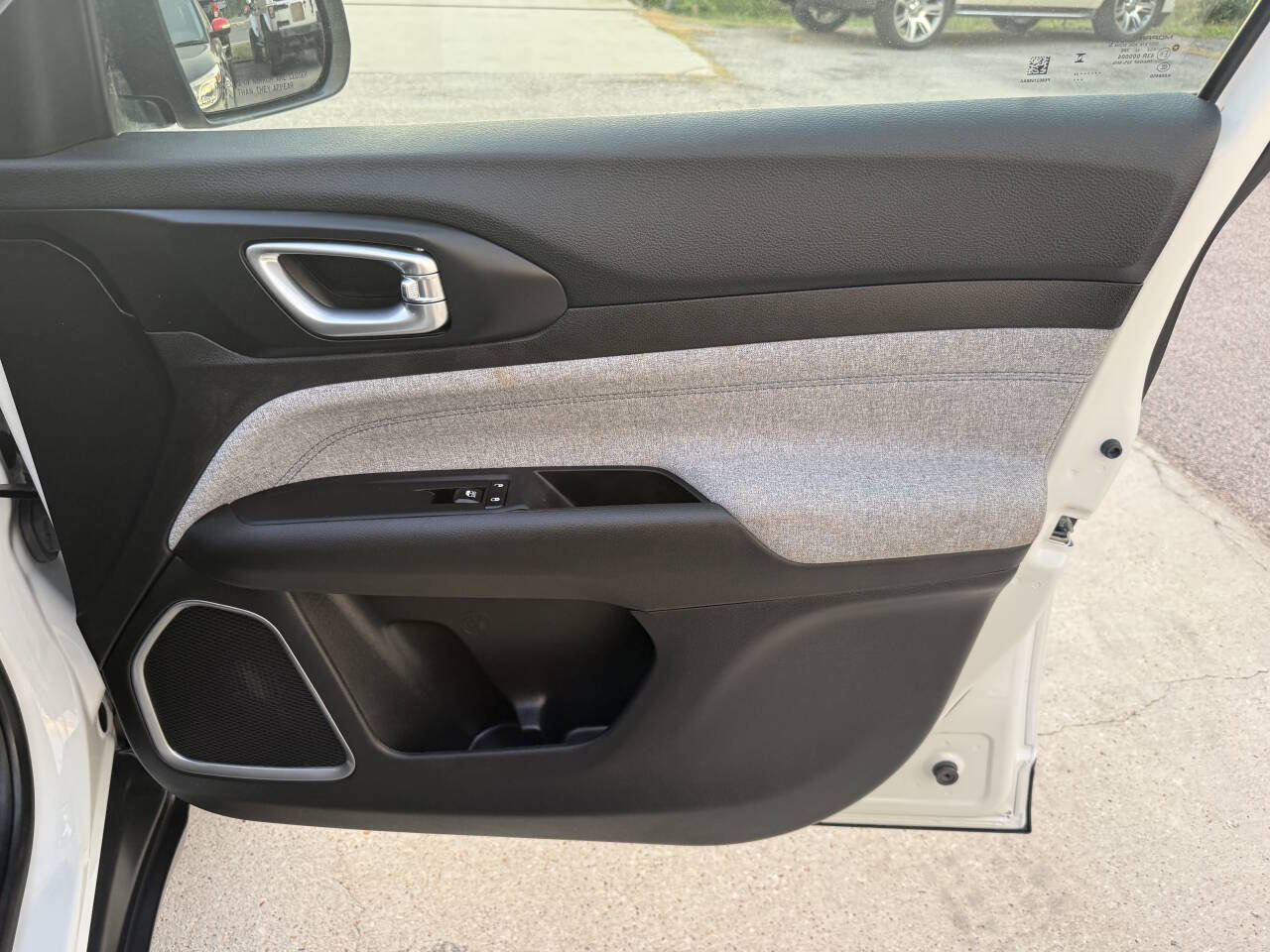 Used 2024 Jeep Compass Latitude image 34