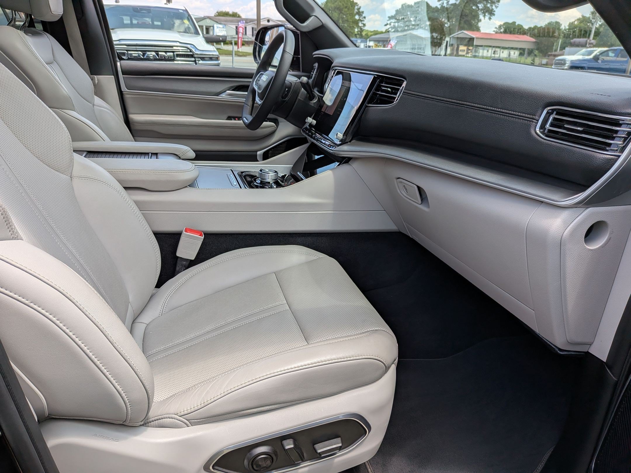 Certified 2025 Jeep Wagoneer Series III w/ Premium Group I AWD/4WD image 24