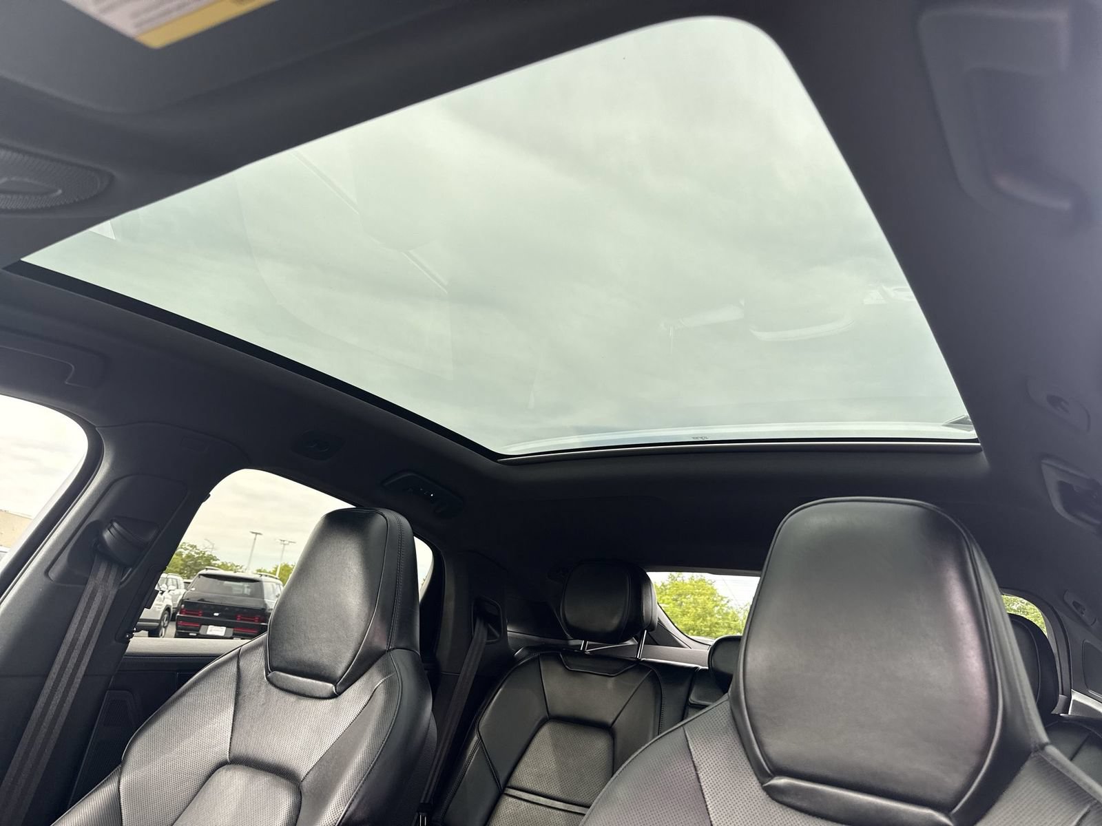 Used 2024 Porsche Cayenne Coupe AWD/4WD image 23