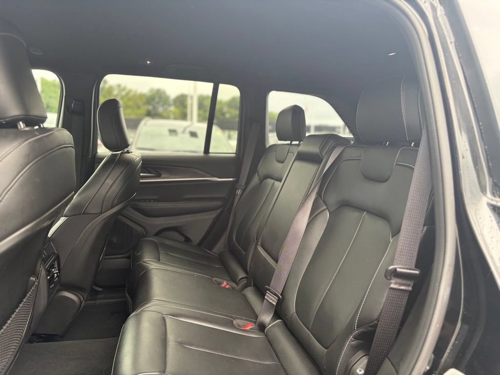 Used 2025 Jeep Grand Cherokee Limited AWD/4WD image 12