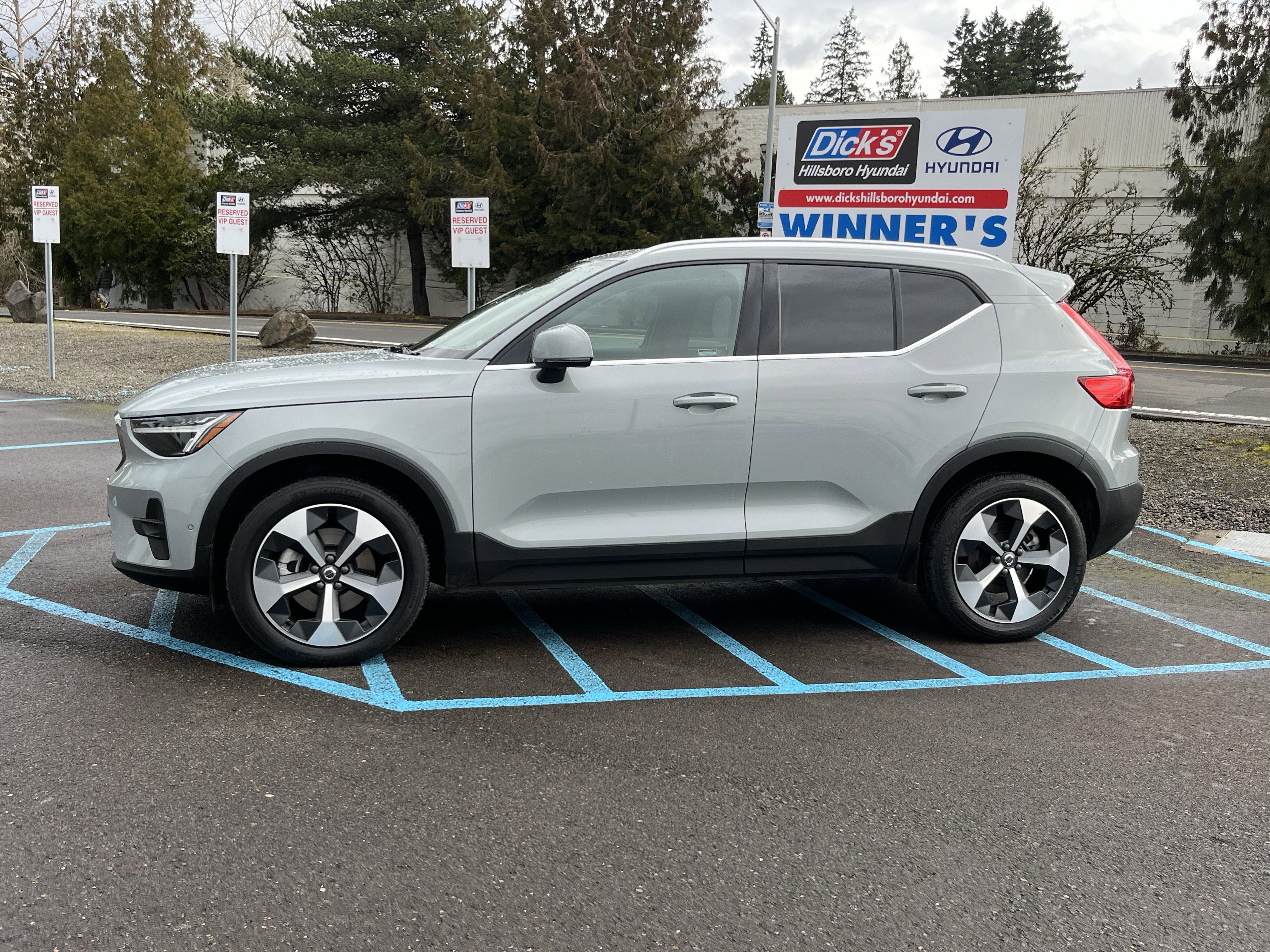 Used 2024 Volvo XC40 B5 Plus image 2