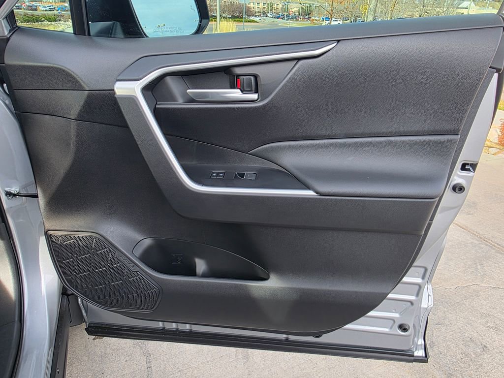 Used 2025 Toyota RAV4 XLE image 27