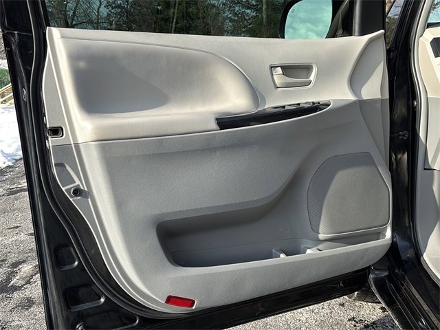 Used 2012 Toyota Sienna LE image 28
