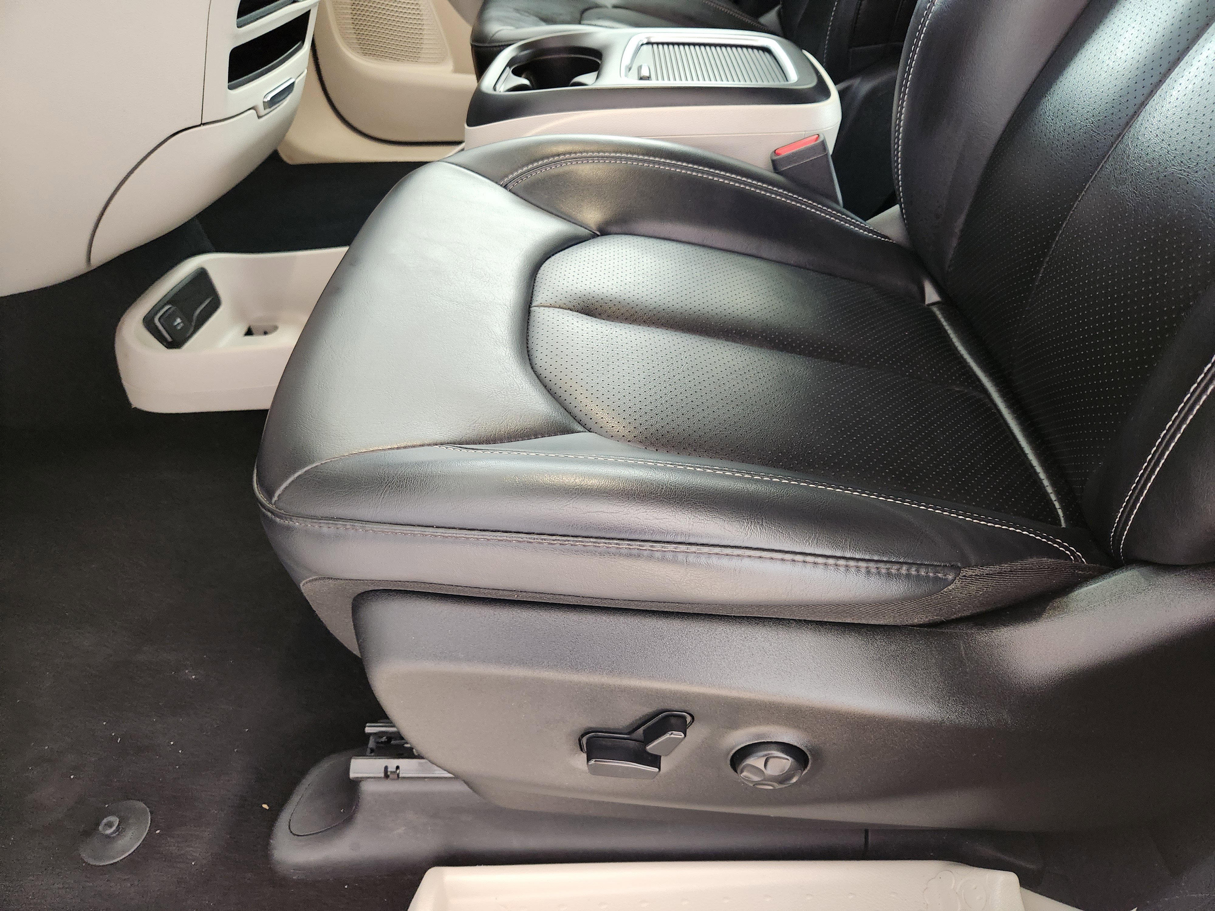 Used 2023 Chrysler Pacifica Touring-L FWD image 26