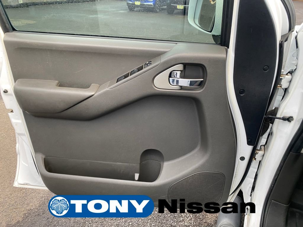 Used 2011 Nissan Frontier PRO-4X AWD/4WD image 31