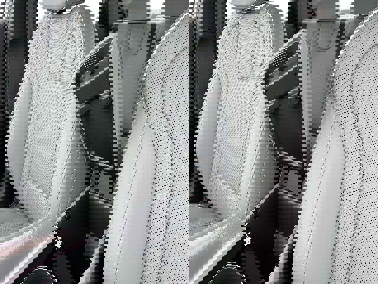 New 2025 Hyundai Elantra Limited image 18