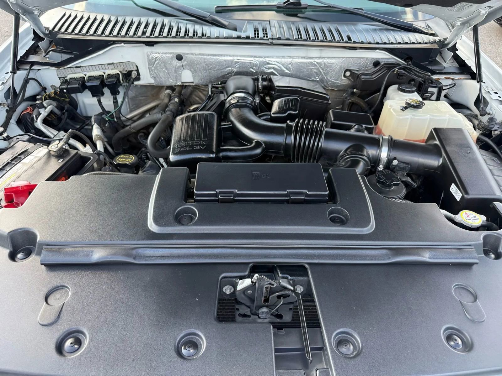 Used 2014 Ford Expedition XLT w/ Equipment Group 202A AWD/4WD image 15