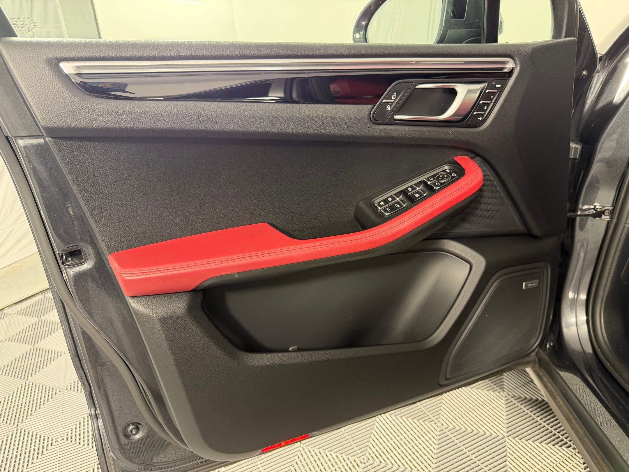 Certified 2021 Porsche Macan S image 14