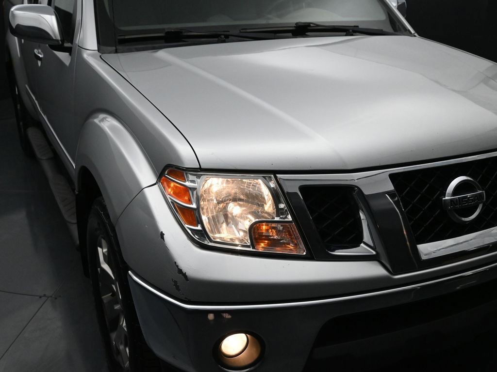 Used 2014 Nissan Frontier SL w/ SL Moonroof Package image 10