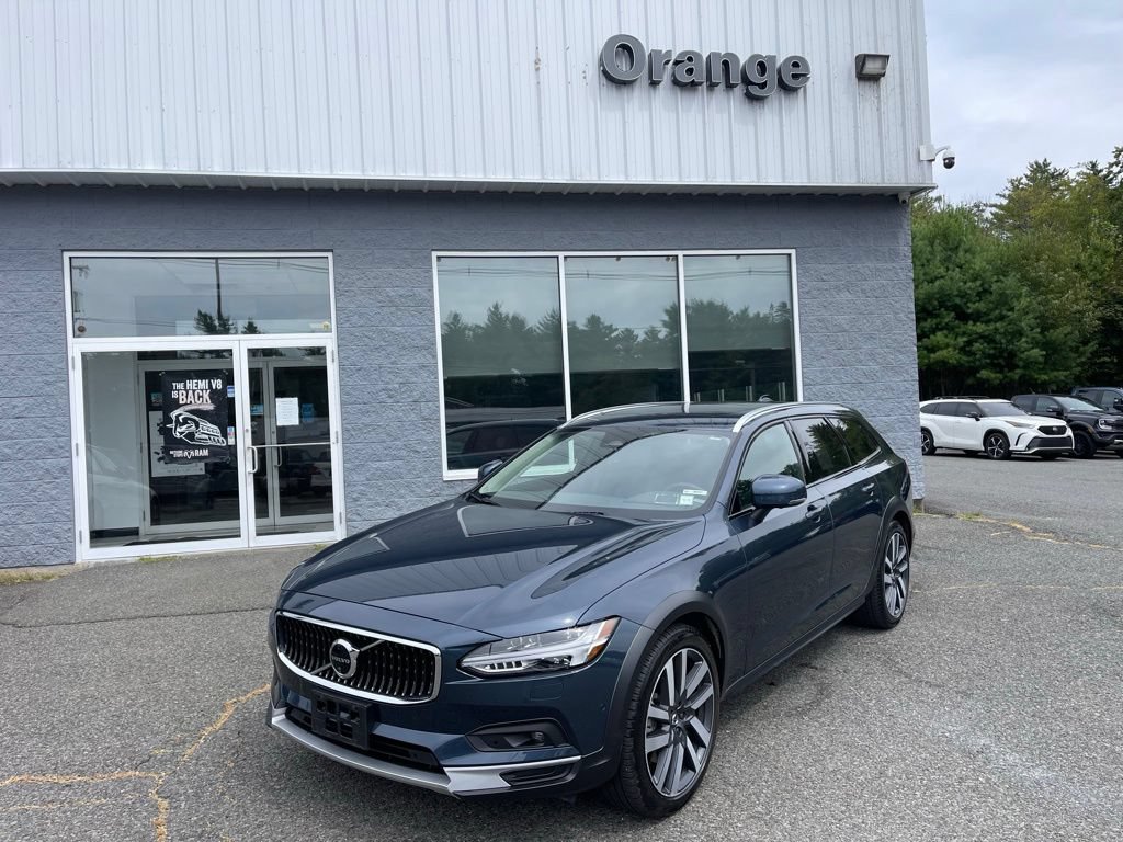 Used 2025 Volvo V90 B6 Cross Country Plus w/ Protection Package Premier AWD/4WD image 1