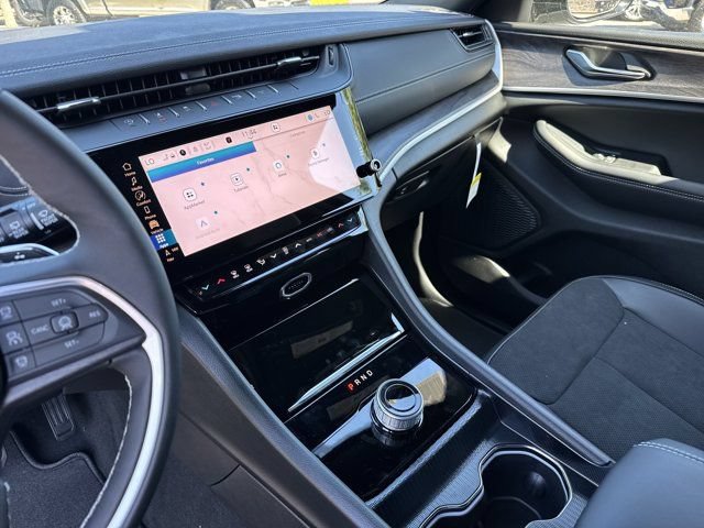 New 2027 Jeep Grand Cherokee Altitude RWD image 28