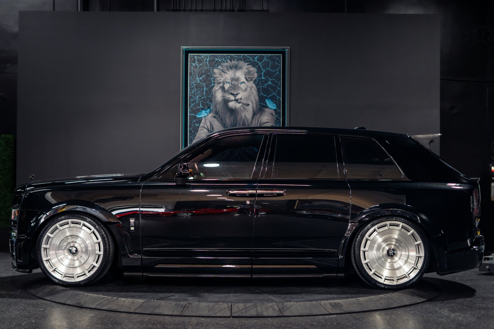 Used 2022 Rolls-Royce Cullinan Black Badge w/ Dark Exterior Package AWD/4WD image 42