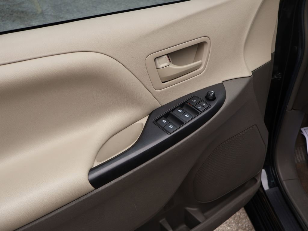 Used 2017 Toyota Sienna L FWD image 31
