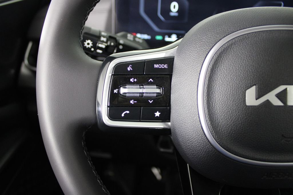 Used 2025 Kia Carnival SX image 30