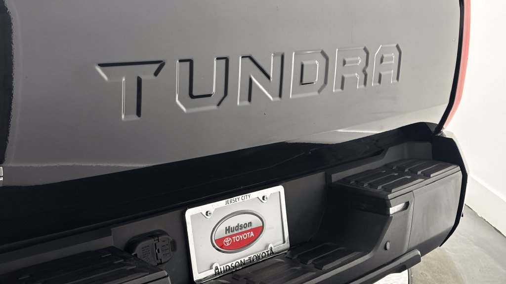 Used 2022 Toyota Tundra SR5 w/ SR5 Convenience Package AWD/4WD image 8