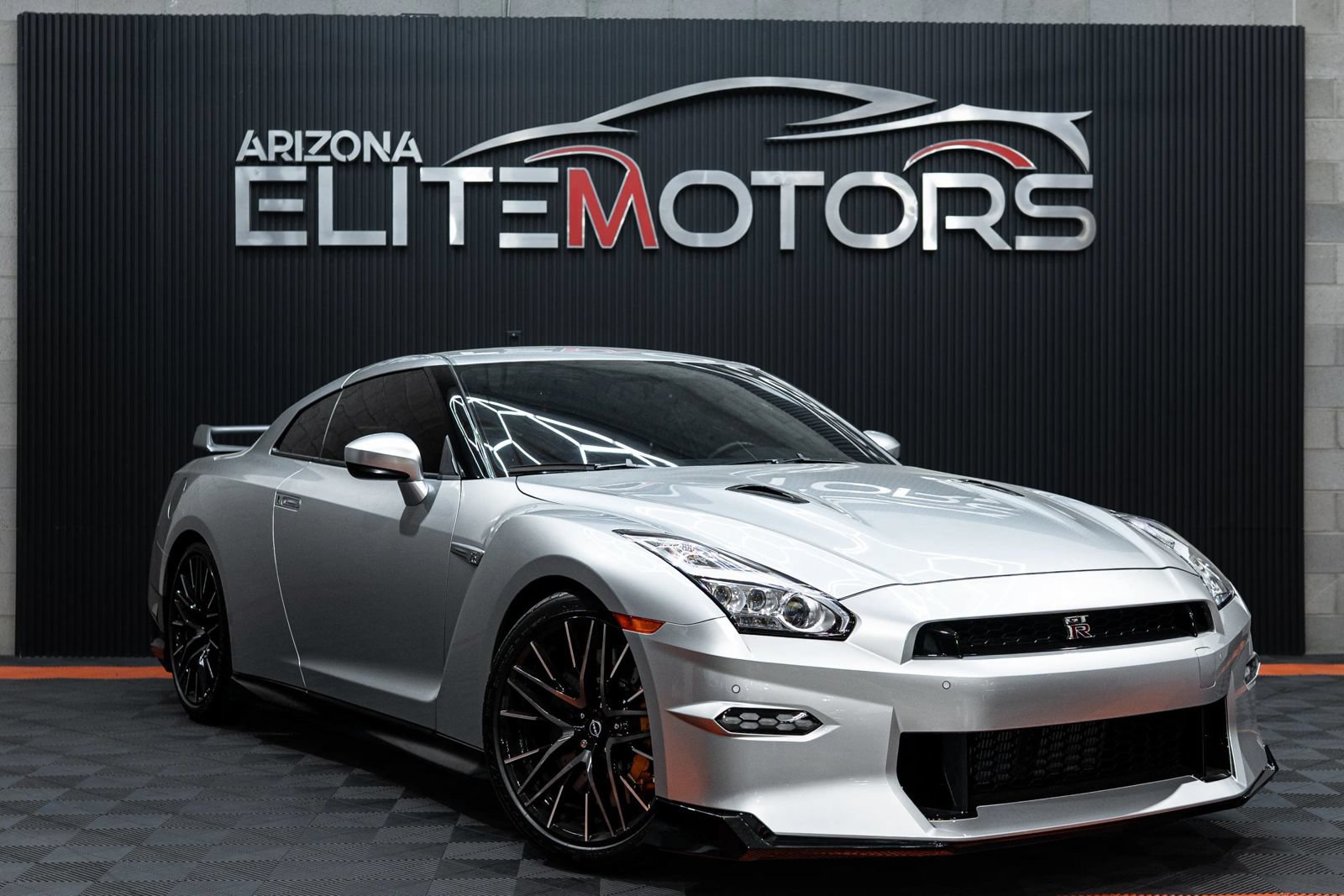 Used 2024 Nissan GT-R Premium w/ Floor Mat Package AWD/4WD image 2