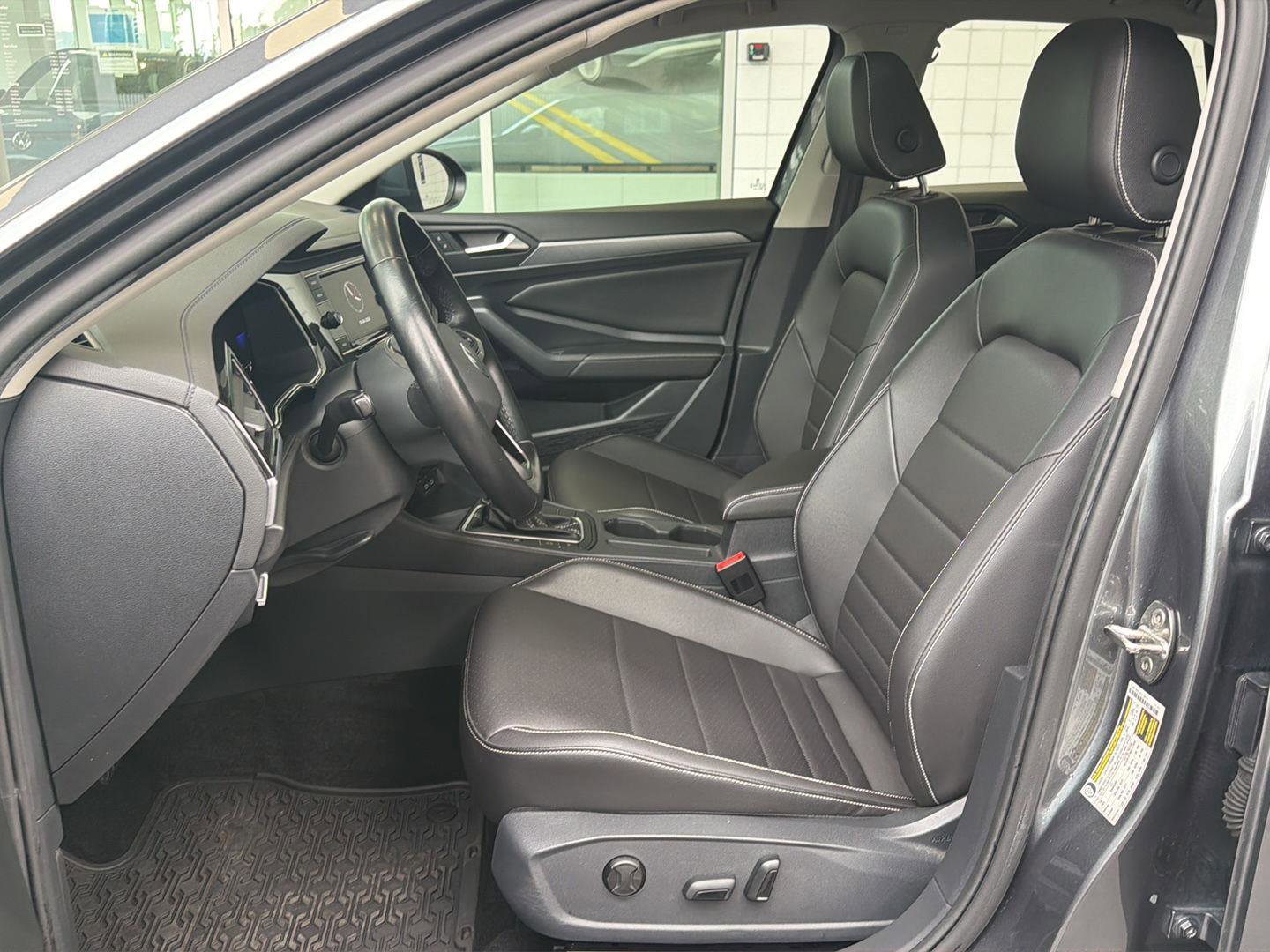 Used 2023 Volkswagen Jetta SE w/ Panoramic Sunroof Package FWD image 16