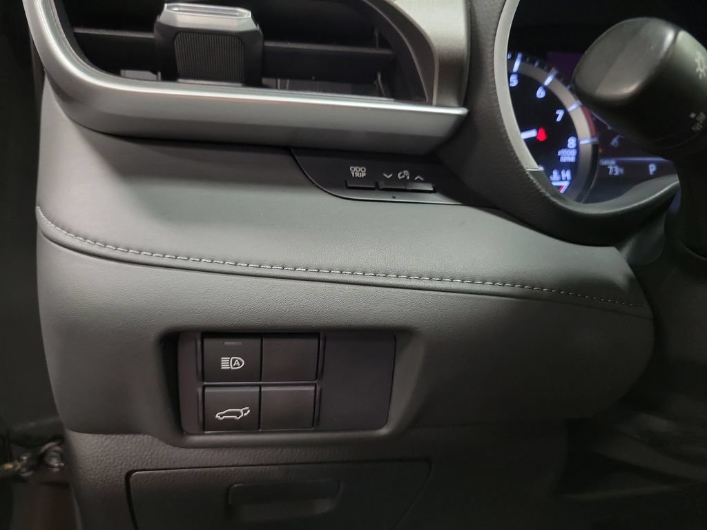 Used 2020 Toyota Highlander XLE FWD image 29