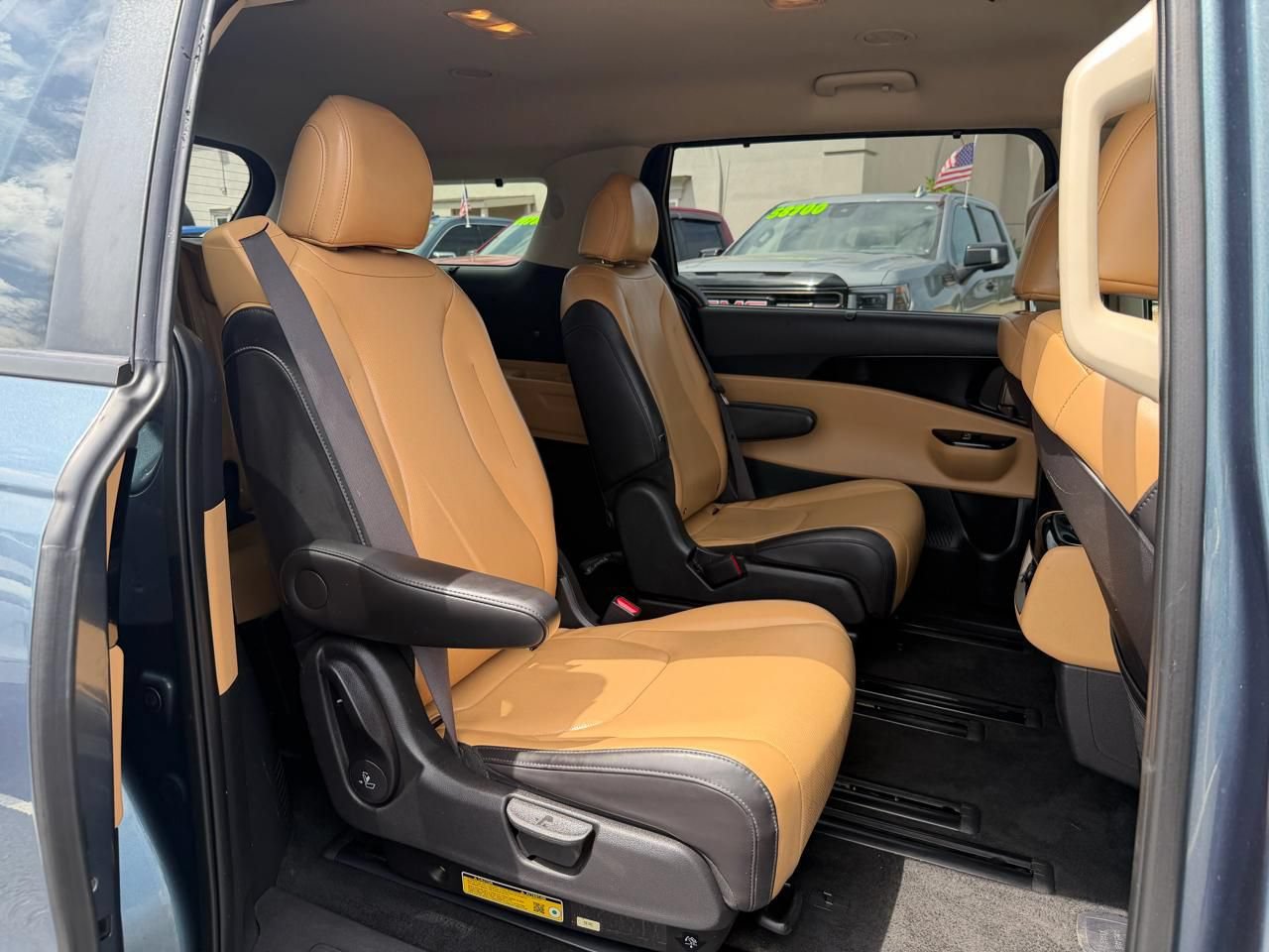 Used 2024 Kia Carnival EX FWD image 21