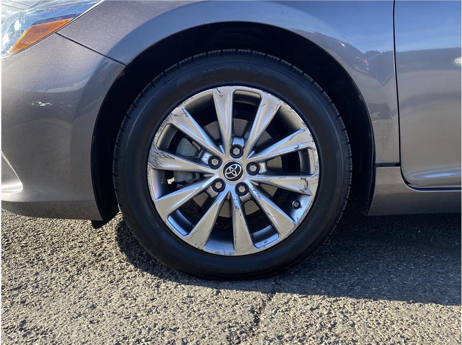 Used 2015 Toyota Camry XLE w/ Moonroof Package image 9