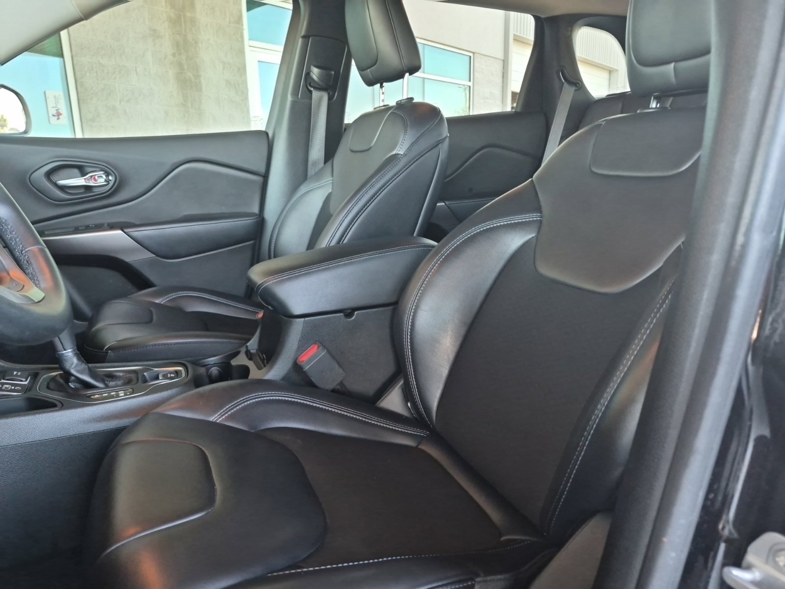 Used 2019 Jeep Cherokee Latitude Plus w/ Comfort/Convenience Group FWD image 11