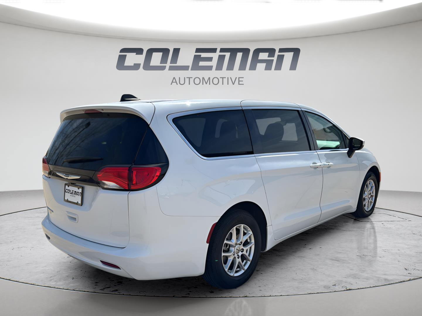 Used 2023 Chrysler Voyager LX image 5