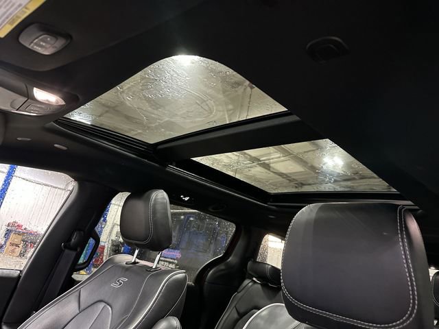 Used 2025 Chrysler Pacifica Limited image 20