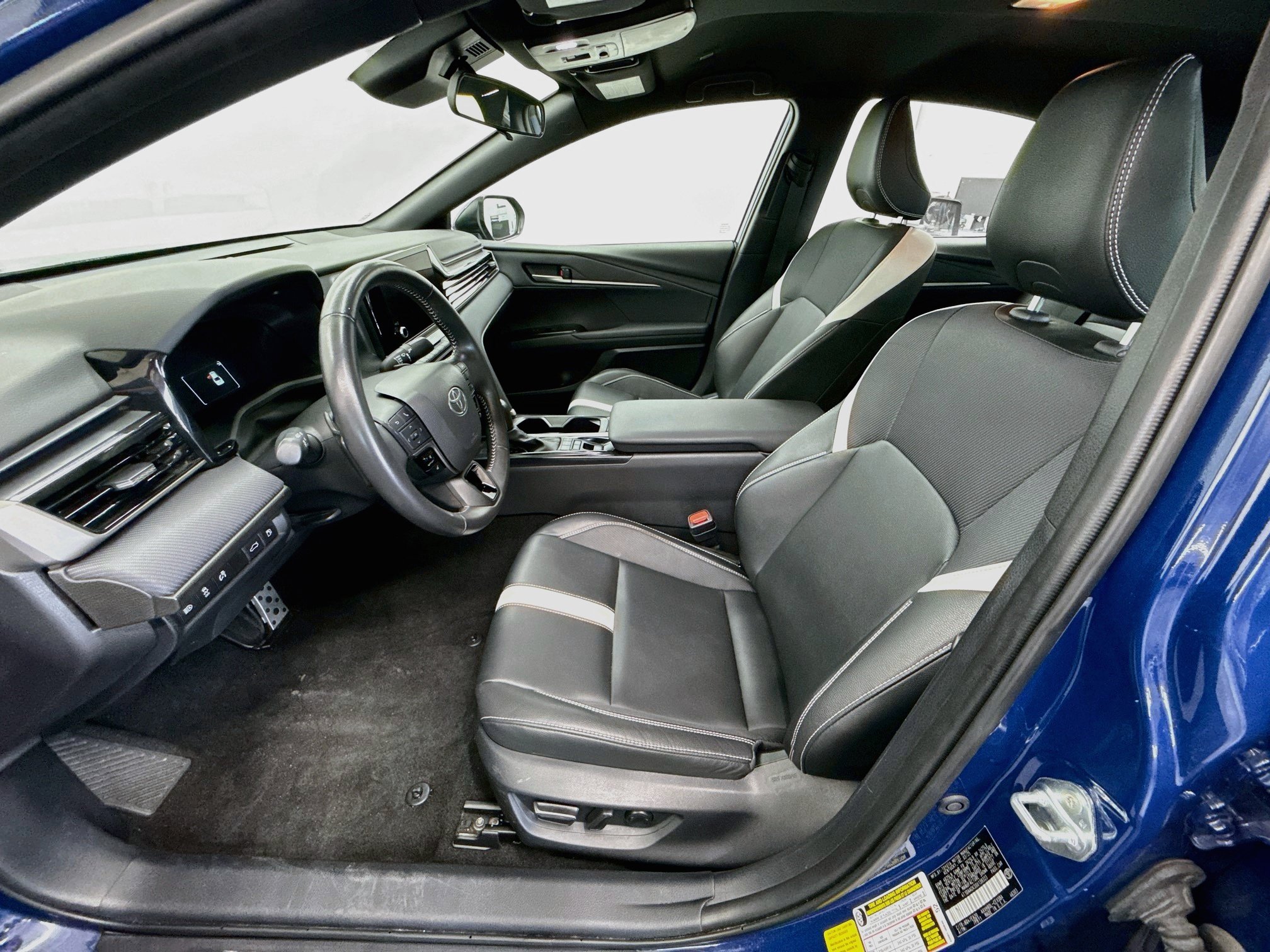 Used 2025 Toyota Camry SE FWD image 13