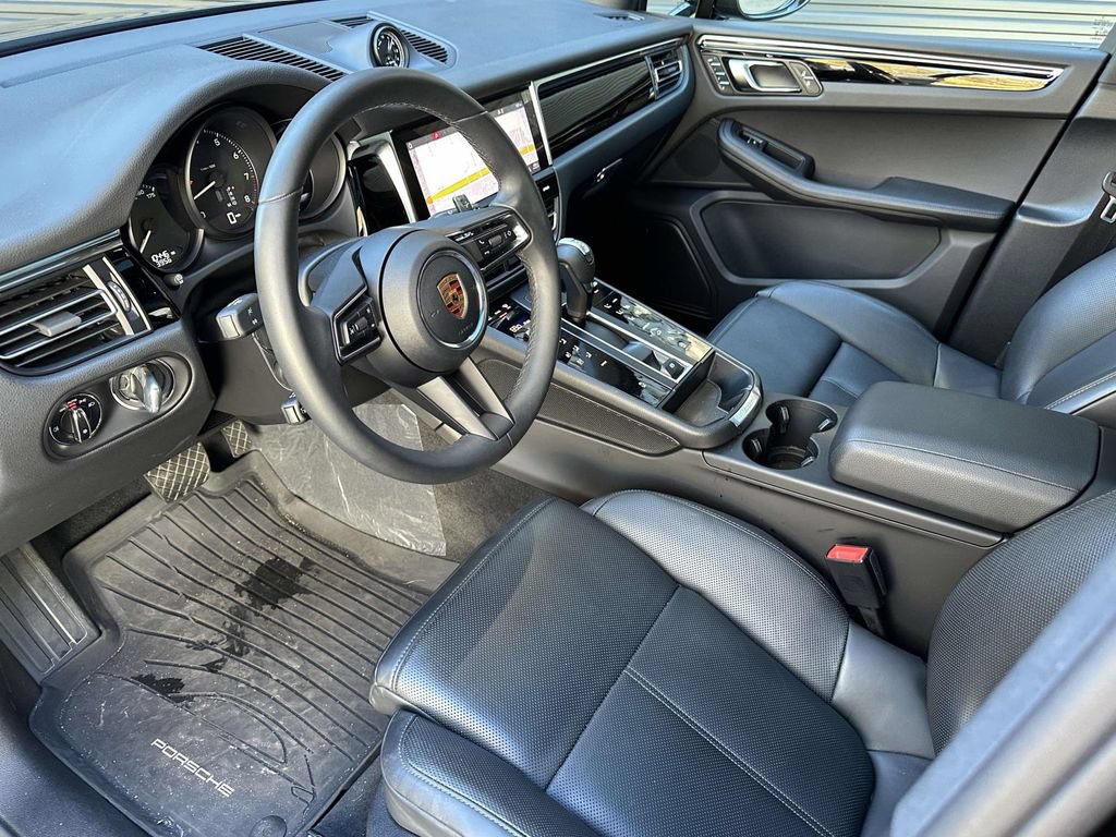 Certified 2025 Porsche Macan AWD/4WD image 4